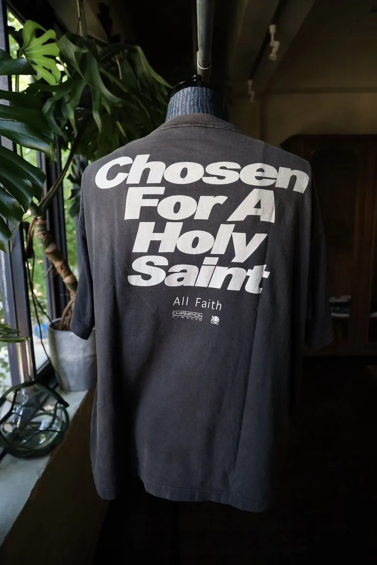 SAINT Mxxxxxx CHOSEN SS TEE/BLK Burst pattern/fingerprint print Chosen Tee Washed black S-XL Look for cylindrical fabrics without side seams. Don’t buy open-width fabrics anymore. It’s boring. Assute garment dyeing. Spray the whole piece with Ma Liu. Re-spray heavy fade. Collar and cuffs are frayed. Many places are broken. Authentic grade printing restored. Original consistent main mark/wash mark/with little angel anti-counterfeiting label.